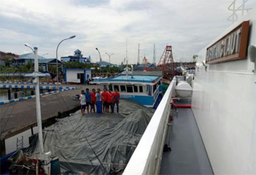Bakamla RI Gagalkan Selundupan Ratusan Ton Kelapa dan Kerang