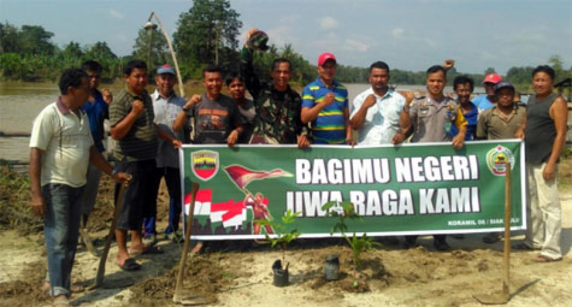 Bersama Masyarakat, Babinsa dan Bhabinkamtibmas Teratak Buluh Bersihkan Tepian Sungai