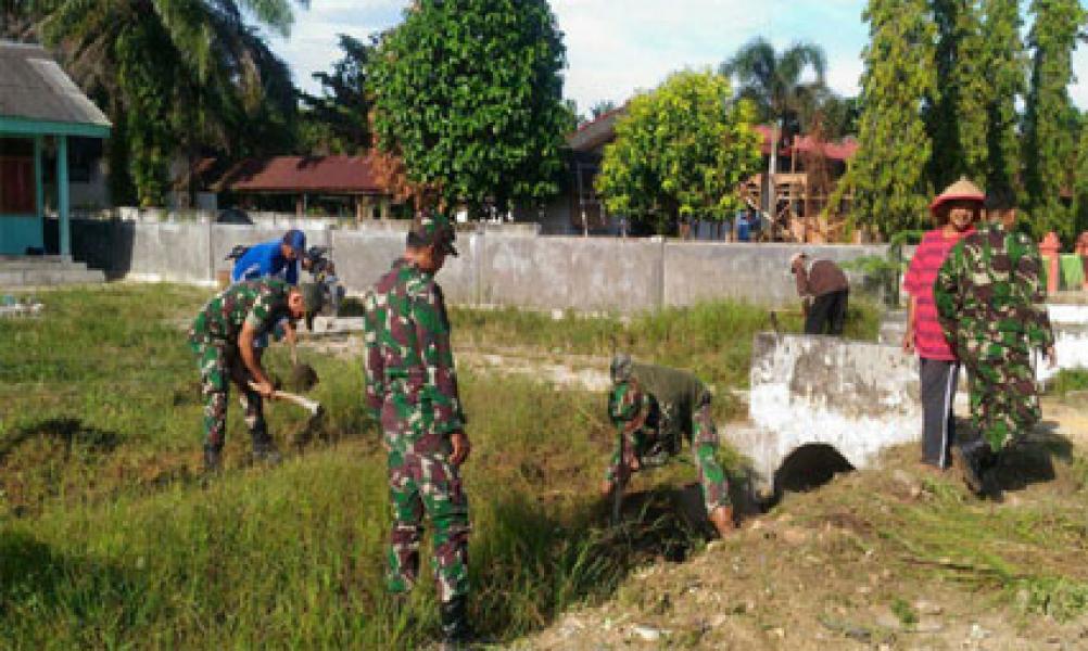 Bersama Warga Babinsa Koramil 16/Tapung Laksanakan Jumat Bersih
