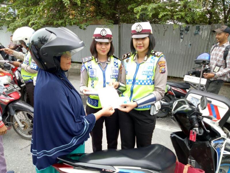 Besok Ops Simpatik Siak 2017 Berakhir, Polwan Tilang Pengendara Yang Langgar Rambu Di Fly Over
