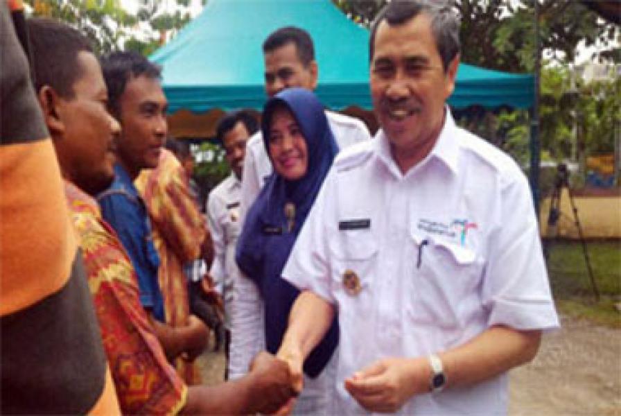 Bupati Serahkan 196 Kartu Identitas Nelayan Siak
