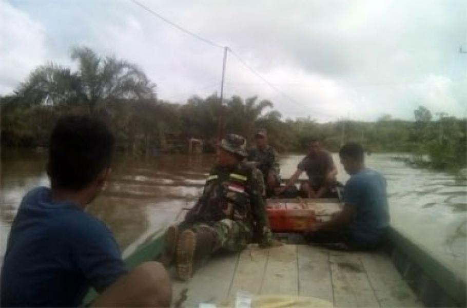 Danramil Pangkalan Kuras Pantau Debet Air dan Sosialisasi Banjir di Desa Lubuk Kembang Bungo