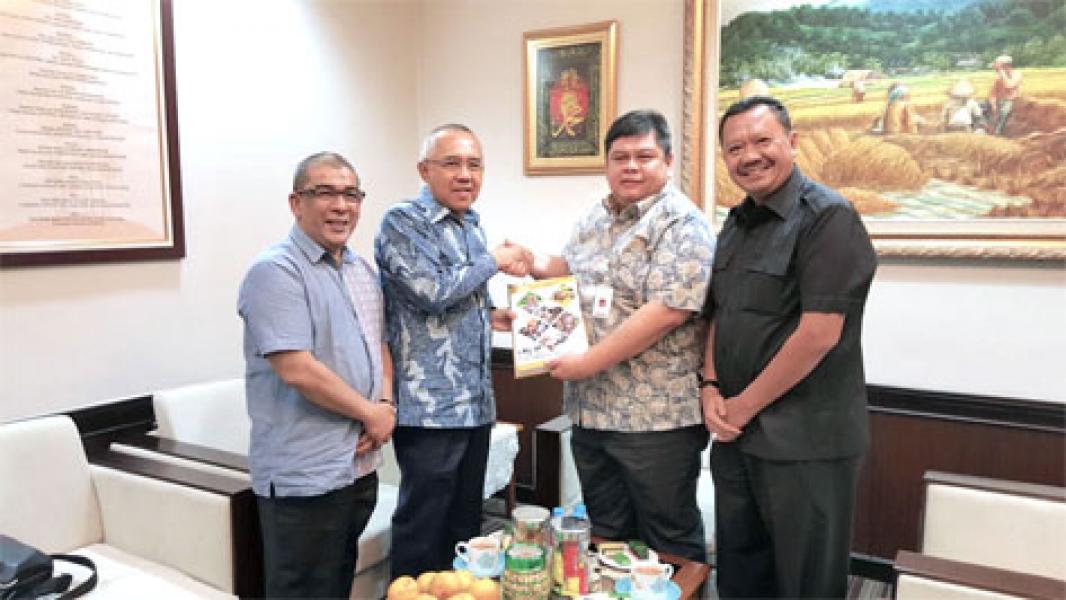 Dapat Nilai B dari Menpan, Gubri Serahkan LKj-IP