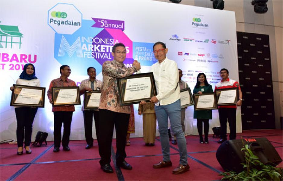 Dirut Bank Riau Kepri Raih Award Marketeers of The Year 2017