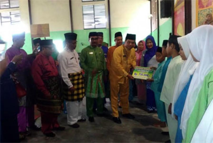 Disdik Pekanbaru Kembali Salurkan Zakat Profesi Kepada 374 Siswa Miskin