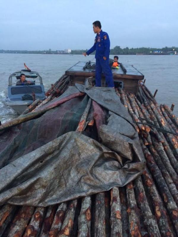 Dit Polair Polda Riau Tangkap Kapal Bermuatan 1300 Batang Kayu Bakau Ilegal Tujuan Malaysia