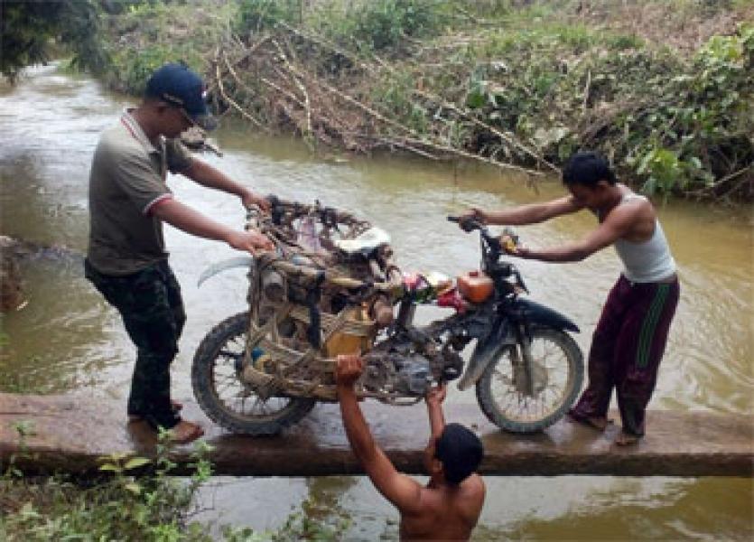Jembatan Hanyut, Babinsa Batu Ampar Bantu Masyarakat Menyebrang Dengan Sekeping Papan
