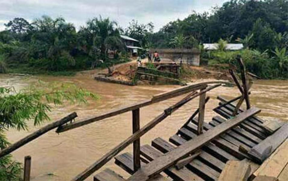 Jembatan Sungai Mentawai di Rokan IV Koto Kembali Hanyut Diterjang Banjir