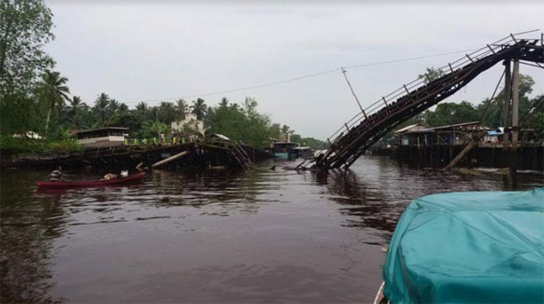 Jembatan Tua Desa Bente Inhil Ambruk, Akses Terputus