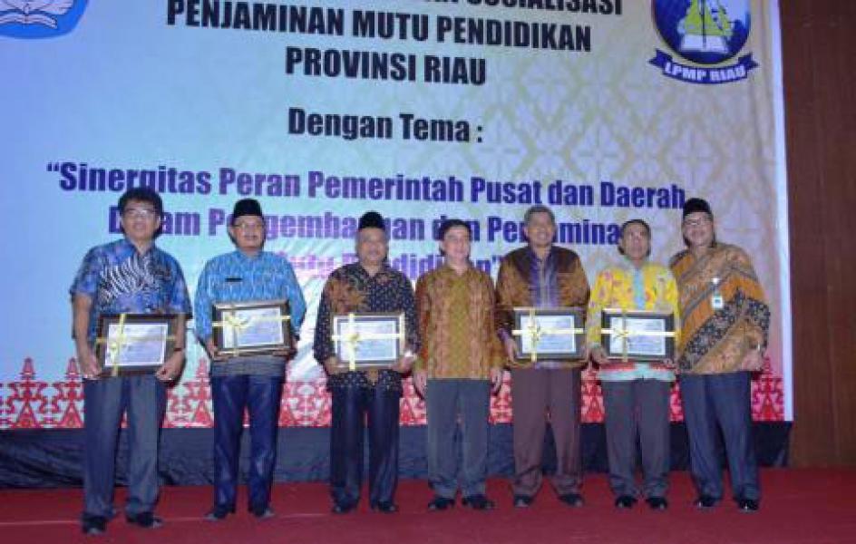Kampar Terima Penghargaan LPMP