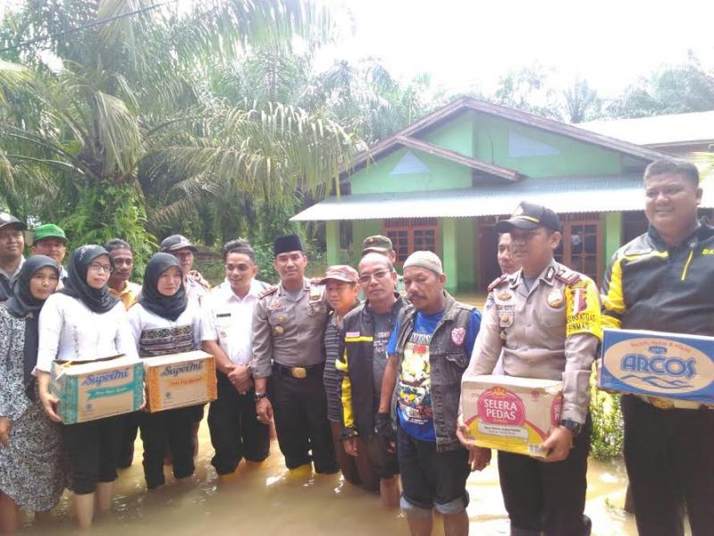 Kapolres Kampar Lanjutkan Peninjauan Banjir dan Berikan Bantuan ke Desa Buluh Cina, Siak Hulu