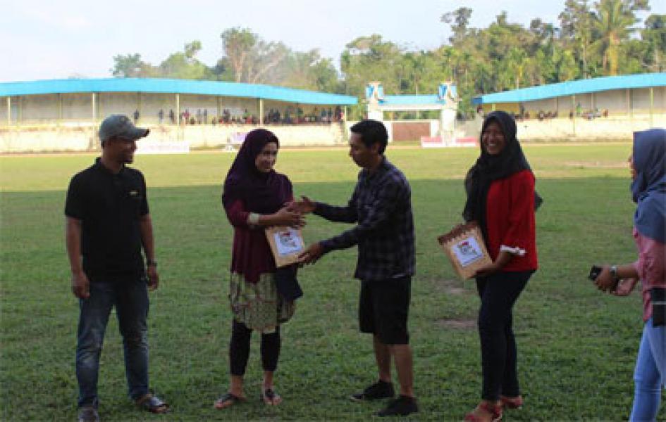 Kolaborasi Panpel BSL dengan Suporter PSBS, Panitia Bagi-bagi Doorprize 