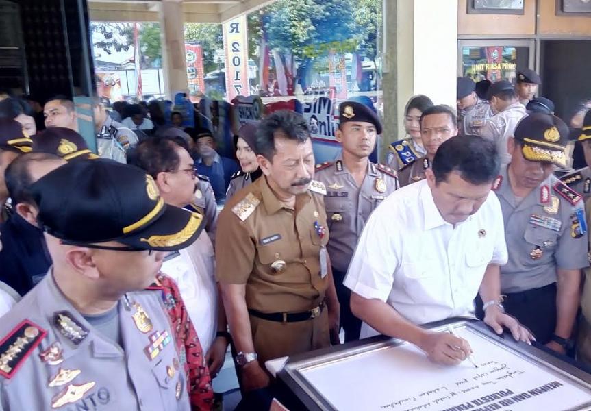 Kunjungi Polresta Pekanbaru, Menteri PAN-RB Asman Abnur Tinjau Langsung Aplikasi Pelayanan Berbasis IT 