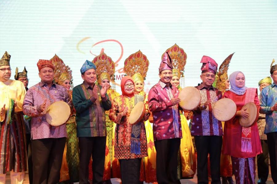 Menteri Pariwisata Bersama Gubri Luncurkan Kalender Iven Pesona Wisata Riau Maret 2017