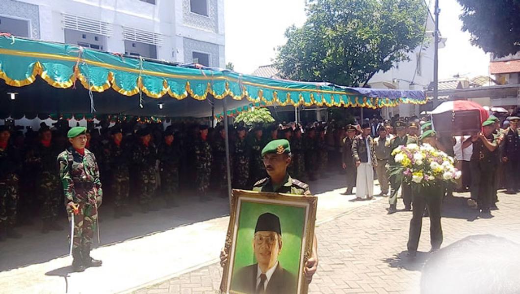 Pemakaman KH Hasyim Muzadi Dilakukan dengan Upacara Militer