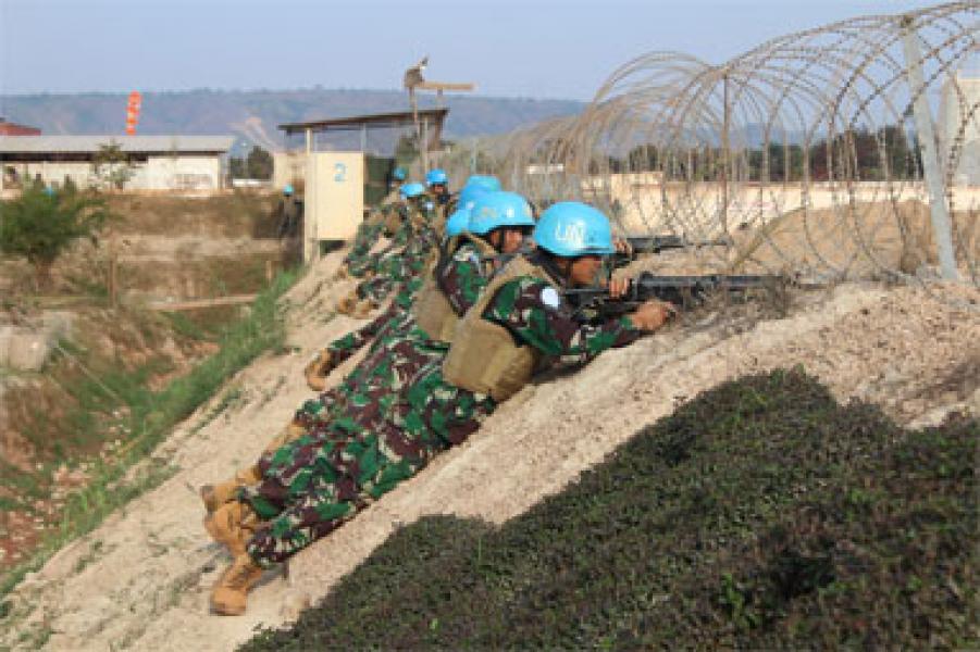 Personel Satgas Kizi TNI Gelar Latihan Menembak di Afrika  