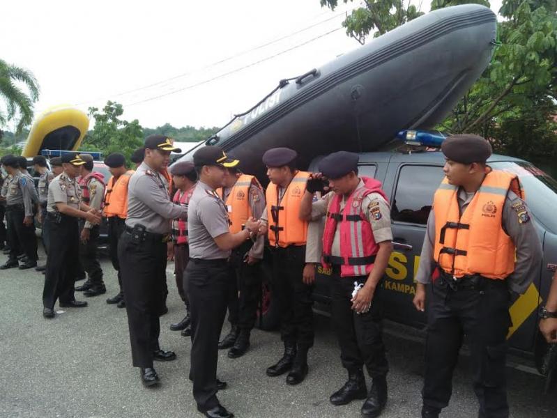 Polres Kampar Kirim Ratusan Personil ke Lokasi Rawan Banjir Untuk Bantu Masyarakat