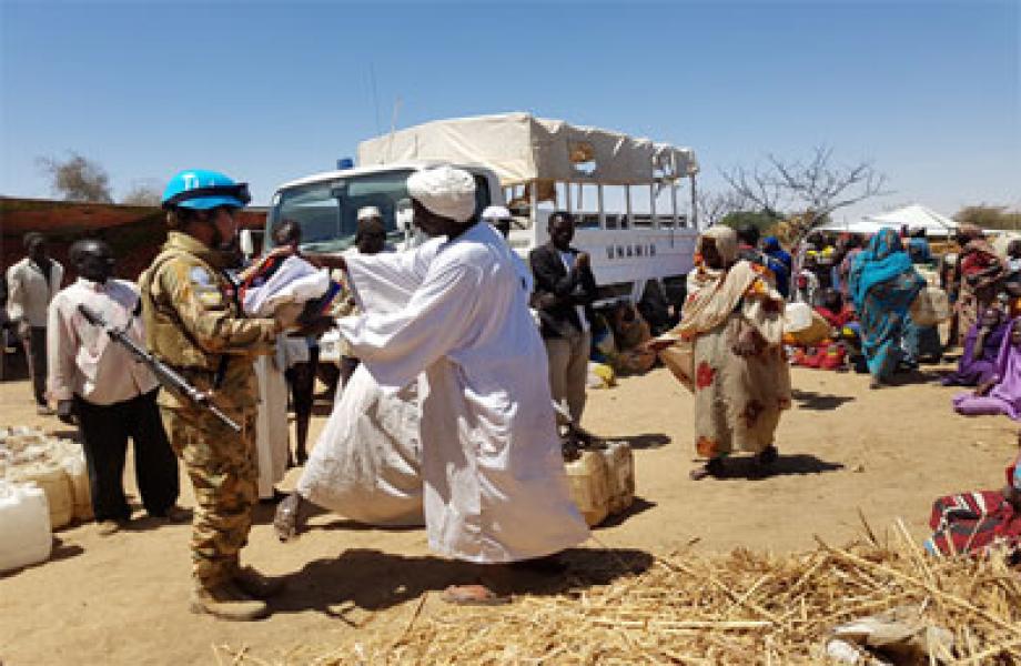 Prajurit  TNI di Darfur Beri Bantuan Korban Kebakaran  