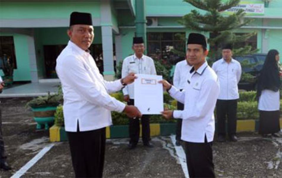 Raih Terbaik I, Kemenag Kampar Berikan Piagam Penghargaan Kepada Humas