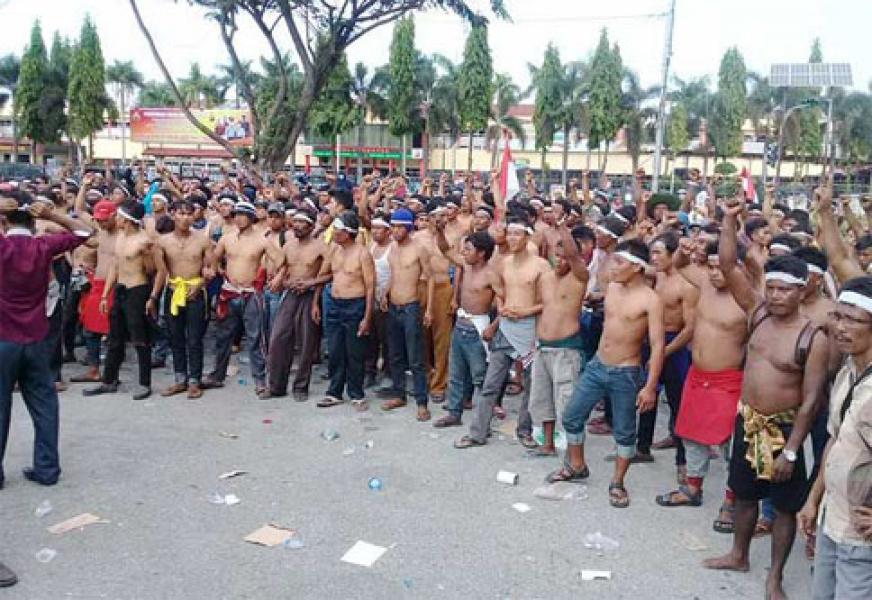 Ratusan Massa Suku Sakai Riau Tuntut PT Ivo Mas Kembalikan Tanah Ulayat