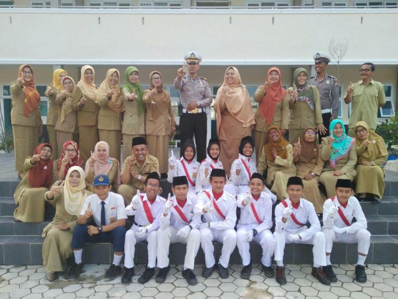 Sosialiasikan Tertib Berlalu Lintas, Kanit Lantas Polsek Tenayan Raya Pimpin Upacara Senin Pagi Di SMPN 26 Tenayan Raya