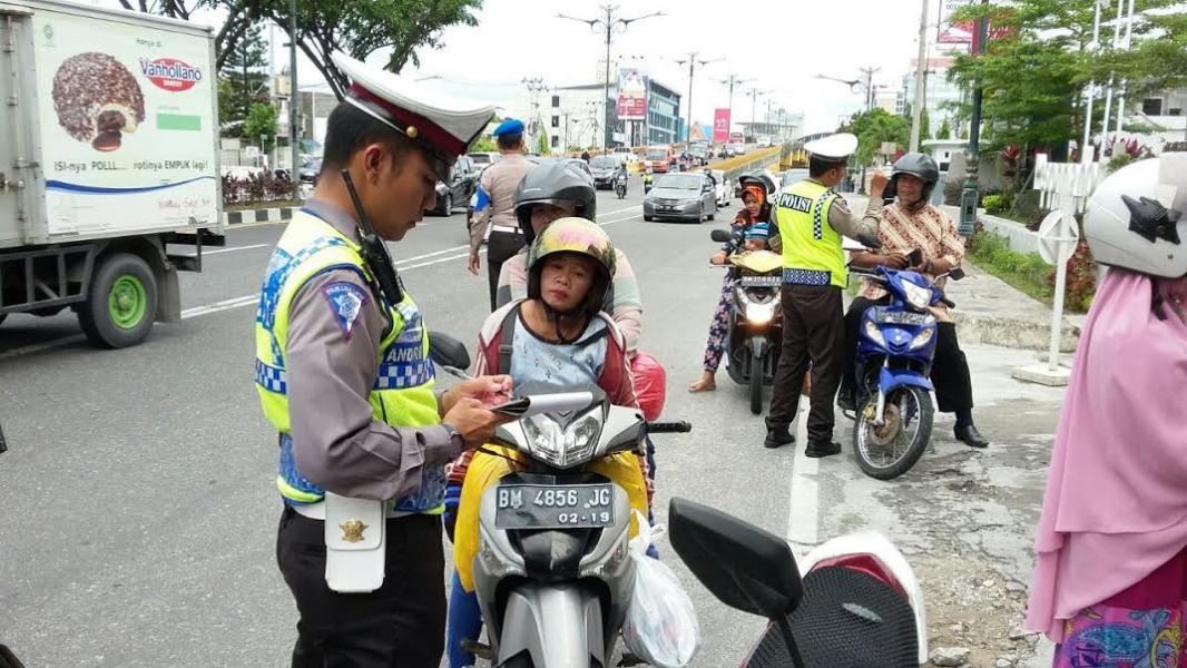 Tim Ops Simpatik Tertibkan Pengendara Yang Melintasi Fly Over