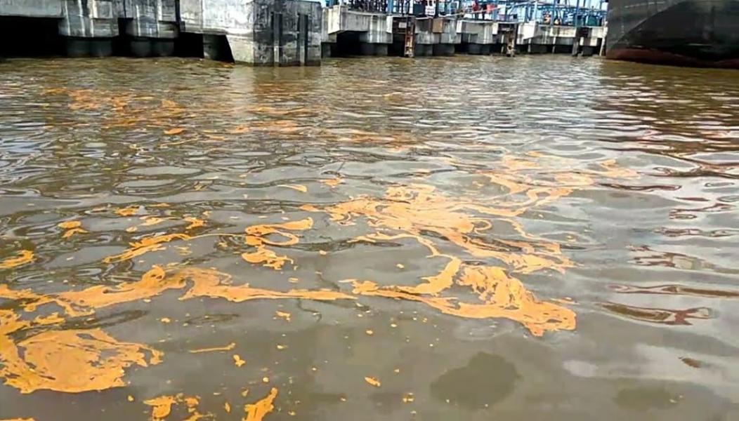 Tumpahan Minyak CPO milik PT Naga Mas Saat Proses Loading Cemari Perairan Dumai