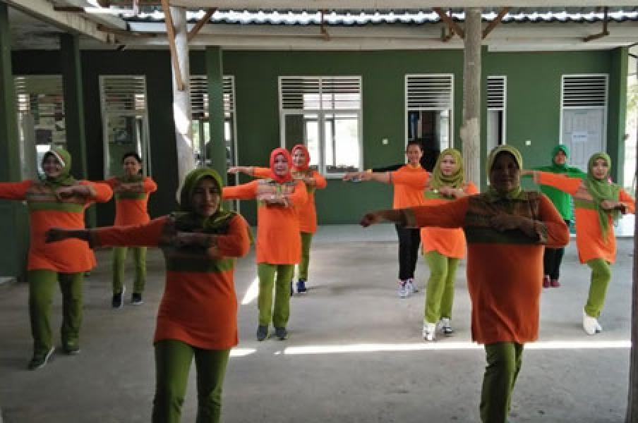 Anggota Persit KCK Ranting 3 Koramil 02/TP Gelar ‘Senam Tabelo’