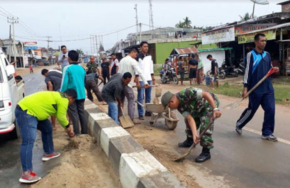 Babinsa Koramil 08/Tandun Bangkitkan Kembali Semangat Gotong Royong Masyarakat