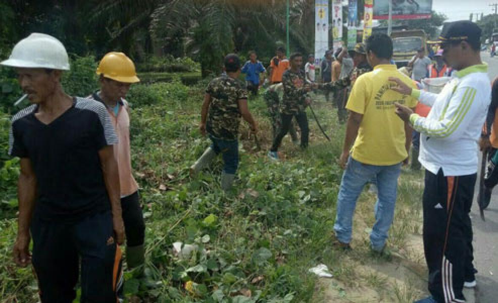 Babinsa Koramil 08/Tandun Melaksanakan Gotong Royong Bersama Masyarakat