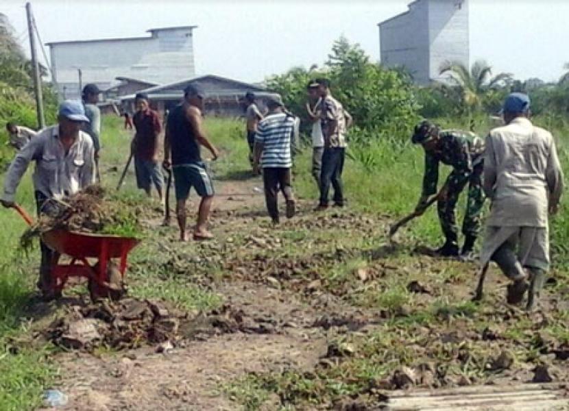 Babinsa Koramil Bangko Melaksanakan Goro Bersama Masyarakat Sungai Bakau