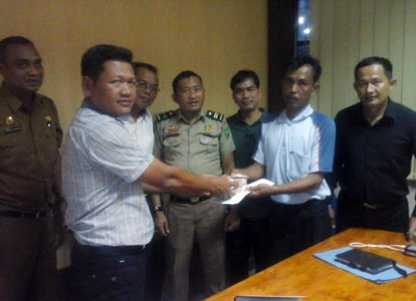 Disaksikan Disnakertrans Riau PT RCM Serahkan Santunan Korban