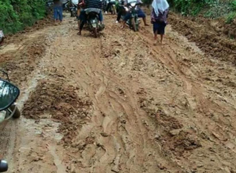 Jalan Pahlawan Dusun 2 Kampung Tanjung Kuras Sungai Apit Rusak Parah