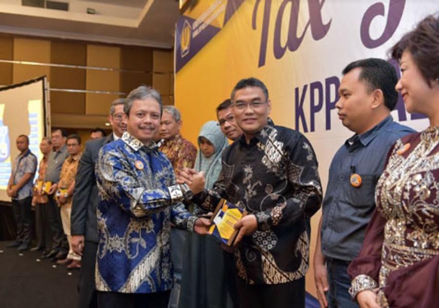 Kanwil DJP Riau Berikan Penghargaan Kepada Bank Riau Kepri Sebagai WP Kontributor Besar