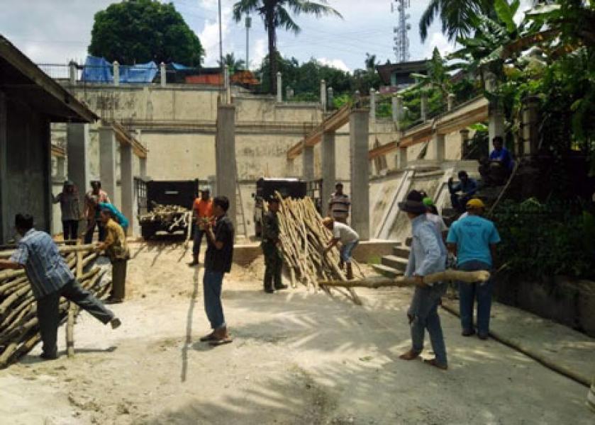 Kebersamaan Babinsa Koramil Minas dan Warga Gotong Royong Bersihkan Masjid