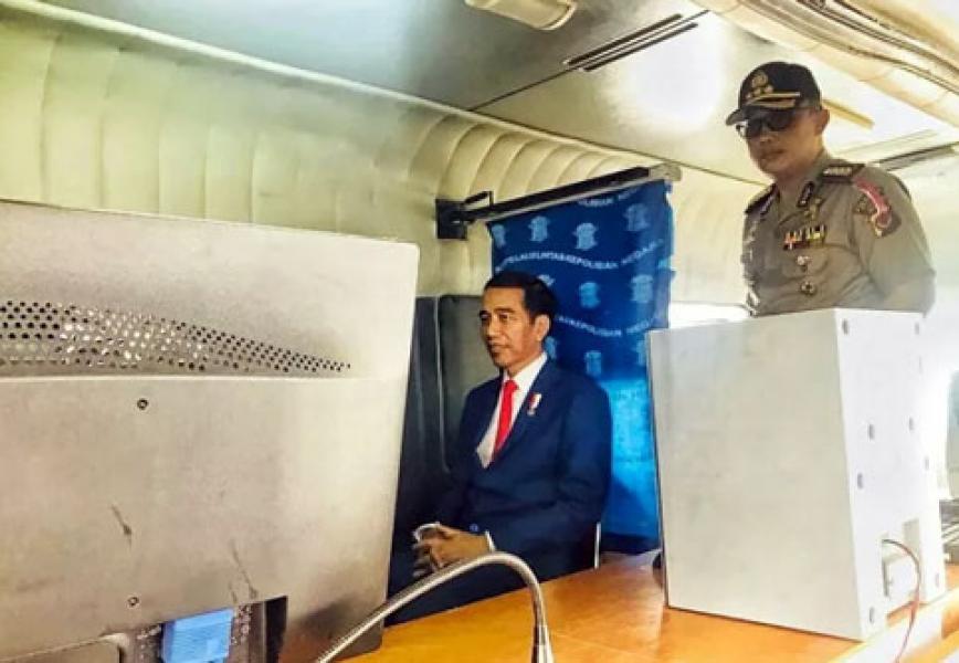 Ketika Presiden Jokowi Perpanjang SIM di Istana Bogor