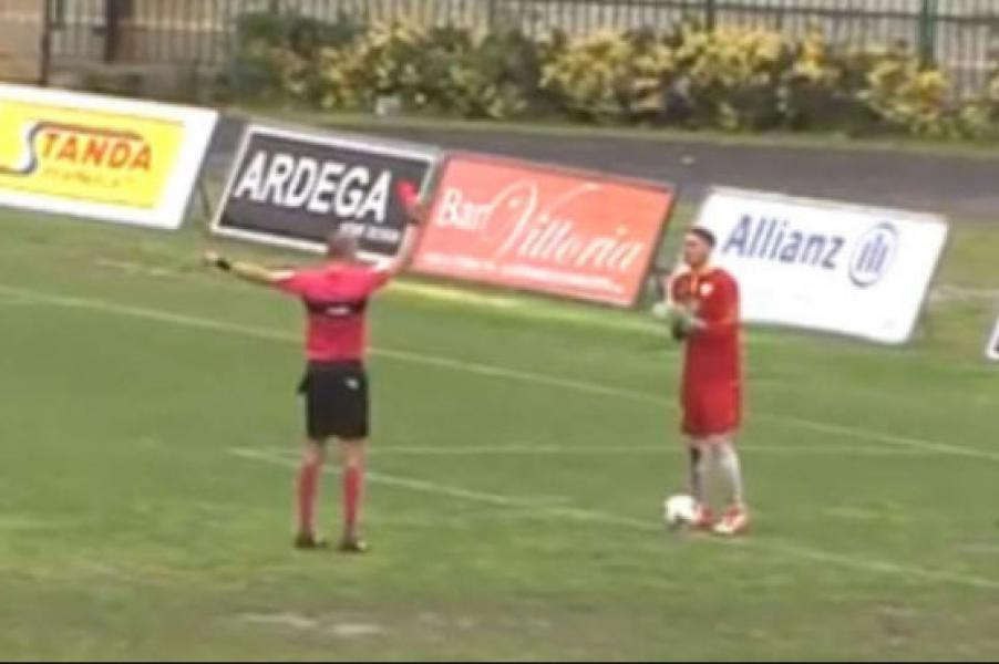 Konyol, Kiper Kena Kartu Merah Karena Kencing di Lapangan