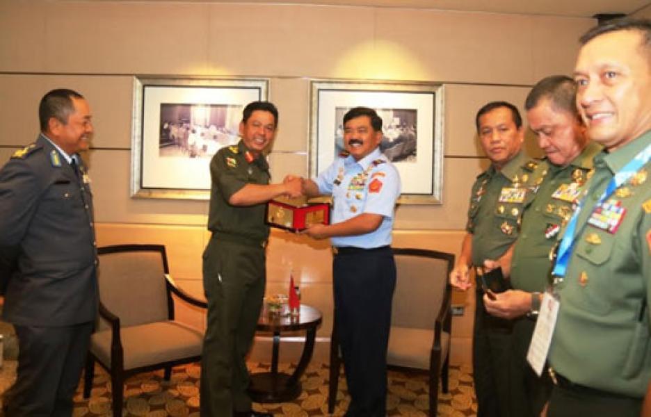 Panglima TNI Lakukan Pertemuan Bilateral di Singapura