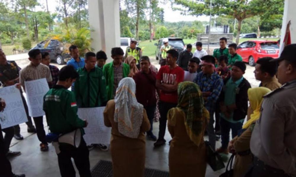 Pelayanan RSUD Selalu Buruk, Mahasiswa BEM UPP Unjuk Rasa Ke Dinkes Rohul