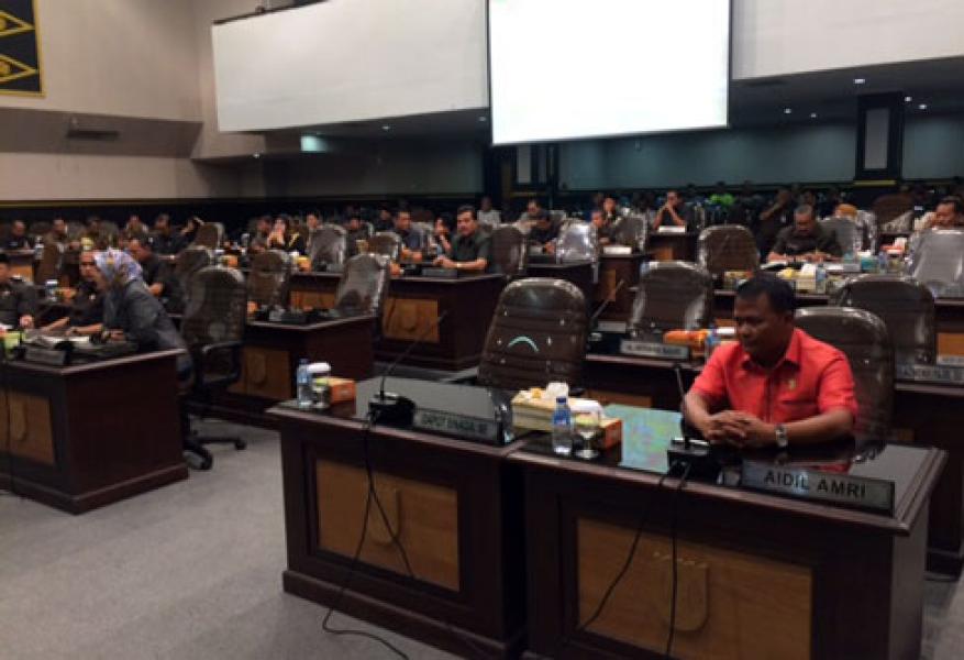 Plt Walikota Pekanbaru Sampaikan LKPj Tahun 2017 Melalui Paripurna DPRD