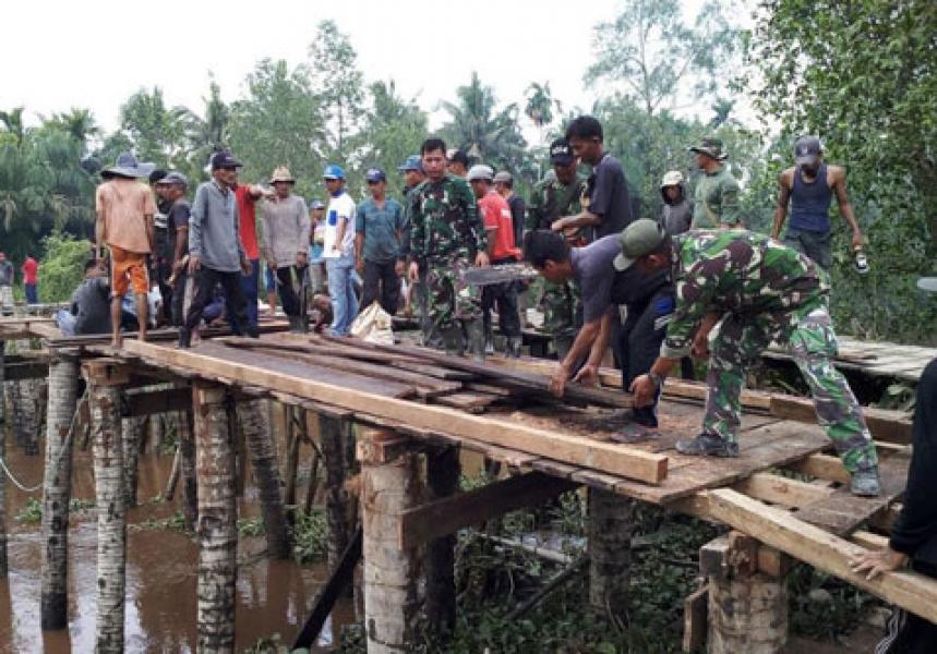 Prajurit Kodim Inhil Dan Masyarakat Bahu Membahu Rampungkan Pembuatan Jembatan