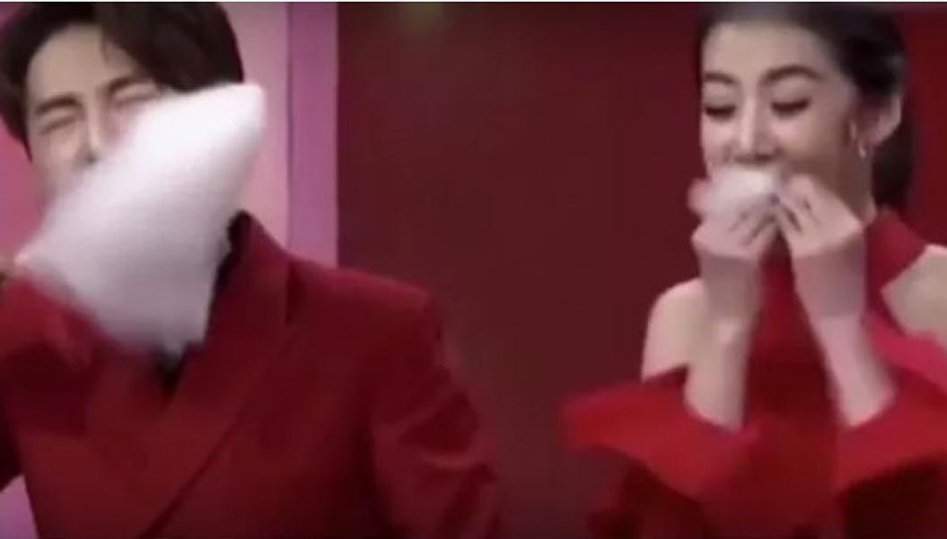 Sekali Hap! Cara Wanita Cantik Makan Permen Kapas Ini Dijamin Bikin Kaget