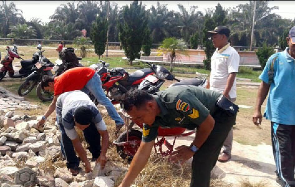 Tiga Bulan Bersih Sampah Bersama Koramil Tanah Putih