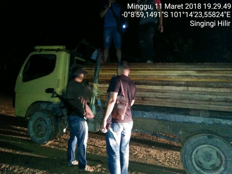 Truk Pengangkut Kayu Olahan Jenis Papan dan Broti Ditangkap Polisi