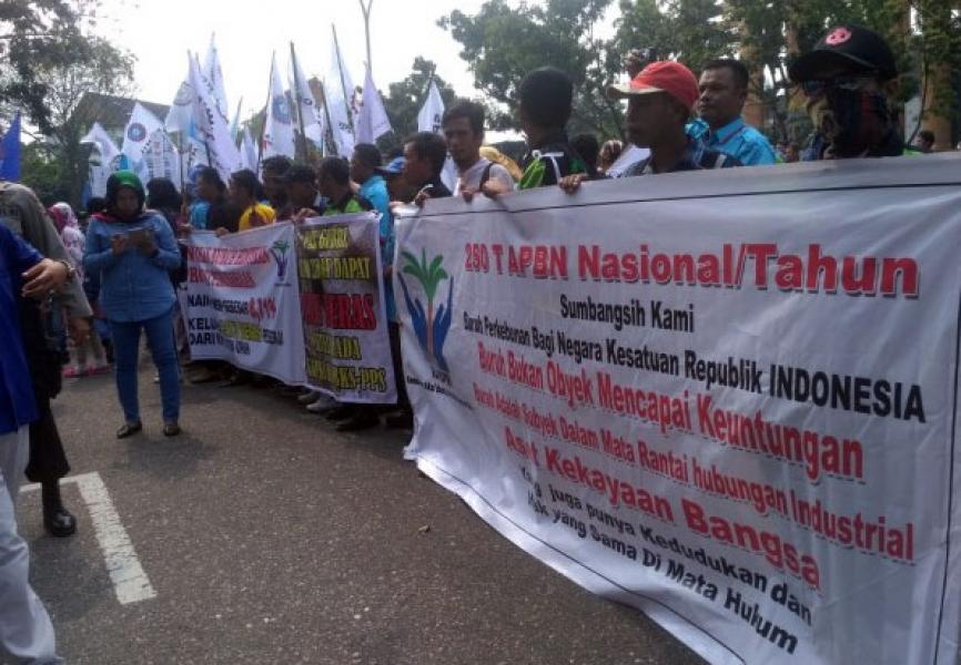 Tuntut Upah Layak, Ratusan Buruh KABPRI Unras di Kantor Gubernur Riau