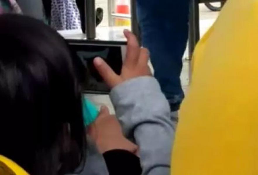 Video Anak Nonton Film Porno di Ponsel Orangtuanya Mendadak Viral