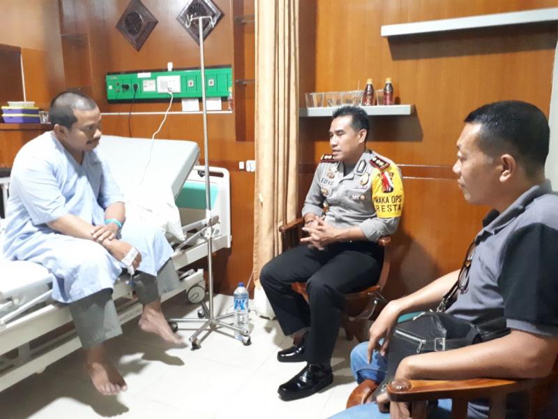 Wakapolresta Pekanbaru Mengunjungi Imam Masjid Islamic Center Bangkinang di RS Ibnu Sina