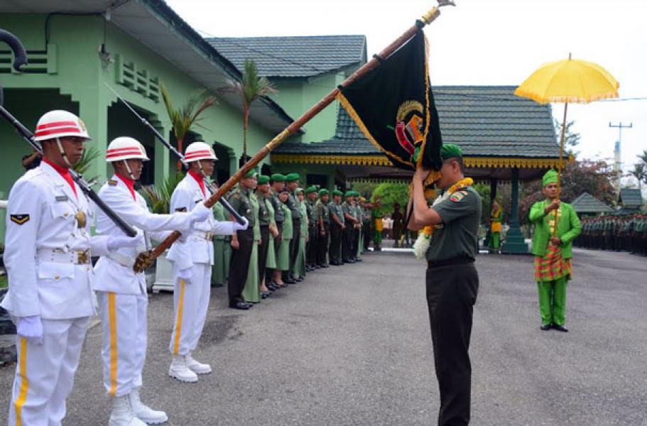 Warga Korem 031/Wira Bima Sambut Kedatangan Danrem 031/Wira Bima Yang Baru