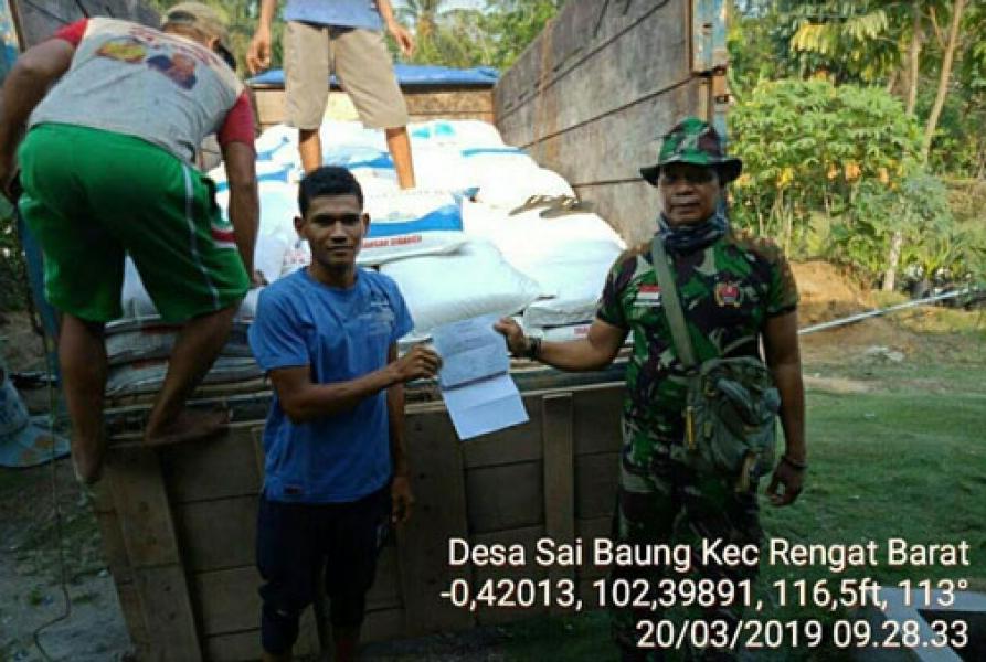Babinsa 01/Rengat Dampingi  Distribusi Pupuk Subsidi