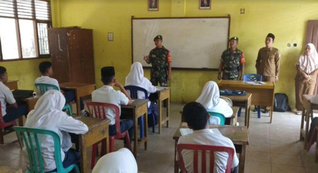 Babinsa Kodim 0301 Pekanbaru bersama 35 Pelajar MTs YKWI Antusias Ikuti Wasbang dan Bela Negara